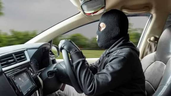 बच्चे को घुमाने के बहाने कार लेकर उचक्का बीच रास्ते बच्चे को उतार हुआ फरार