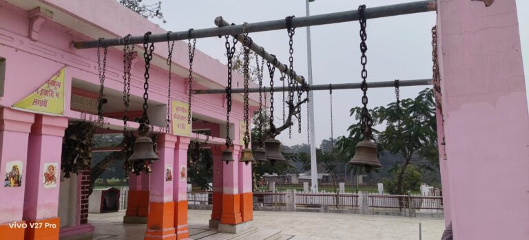 अमर स्वतंत्रता संग्राम सेनानी राना बेनी माधव सिंह की कुलदेवी के मंदिर से तीन कुंतल वजन के घंटे हुए चोरी