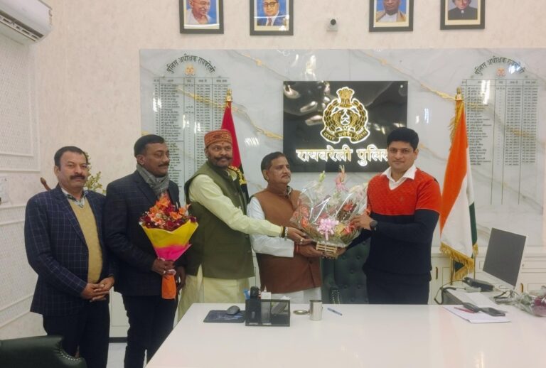 एसपी डॉ. यशवीर सिंह को राना बेनी माधव सिंह स्मारक समिति शंकरपुर ने किया सम्मानित,मंदिर से घंटा चोरी के खुलासे पर जताया आभार