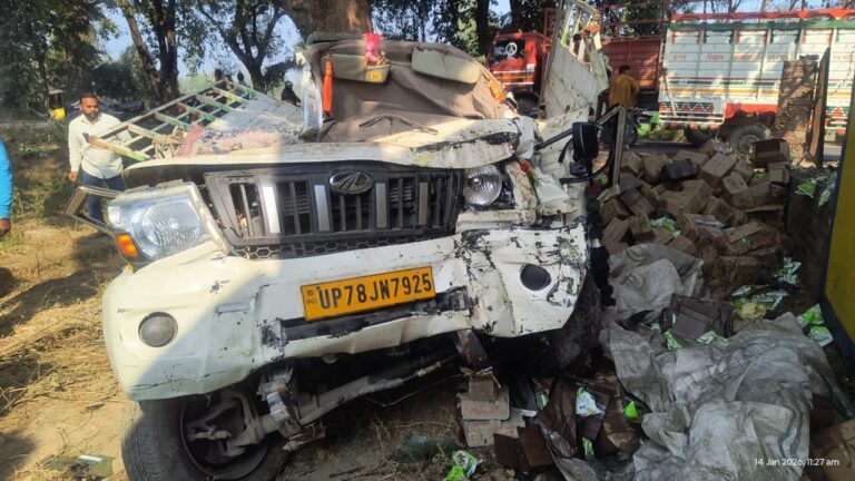 सड़क हादसे में पिकअप चालक समेत दो लोगों की हुई दर्दनाक मौत