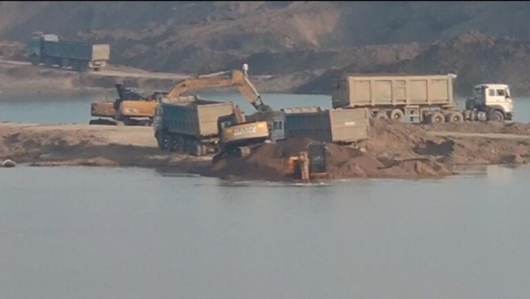 बेतवा नदी में खनन माफियाओं का कब्ज़ा,नियमों को ताक पर रखकर अवैध खनन का खेल जारी