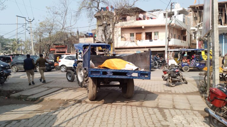 नगर पंचायत की लापरवाही से भड़का आक्रोश, अध्यक्ष कार्यालय के सामने रखा गया गाय का शव