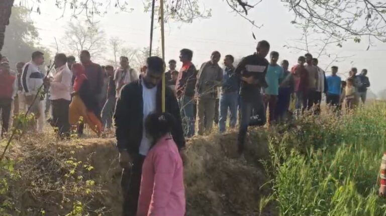 संदिग्ध परिस्थितियों में पेड़ से लटका मिला प्रेमी प्रेमिका का शव