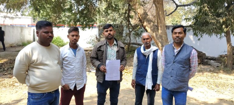पीड़ित की जमीन पर दबंगों ने किया कब्जा जिलाधिकारी से लगाई न्याय के गुहार