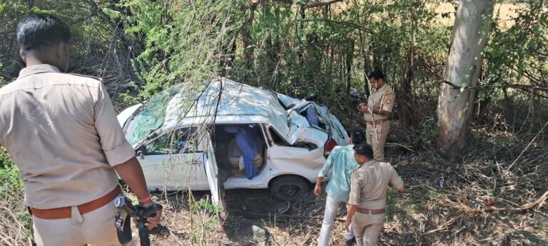 तेज रफ्तार अनियंत्रित कार खाई में गिरी, कार सवार एक की मौत दो गंभीर रूप से घायल