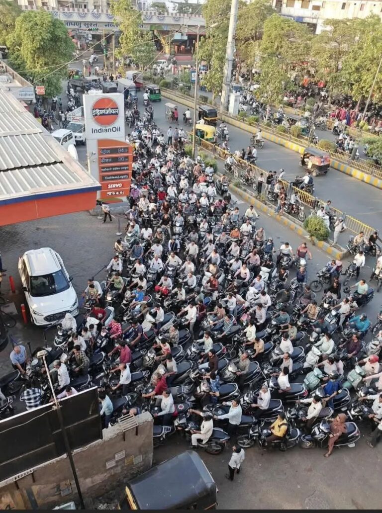 रायबरेली में पेट्रोल-डीजल को लेकर दूसरे दिन भी हाहाकार,पेट्रोल पंपों पर लंबी कतारें जिला प्रशासन ने कहा पर्याप्त है ईंधन, अफवाहों से बचें