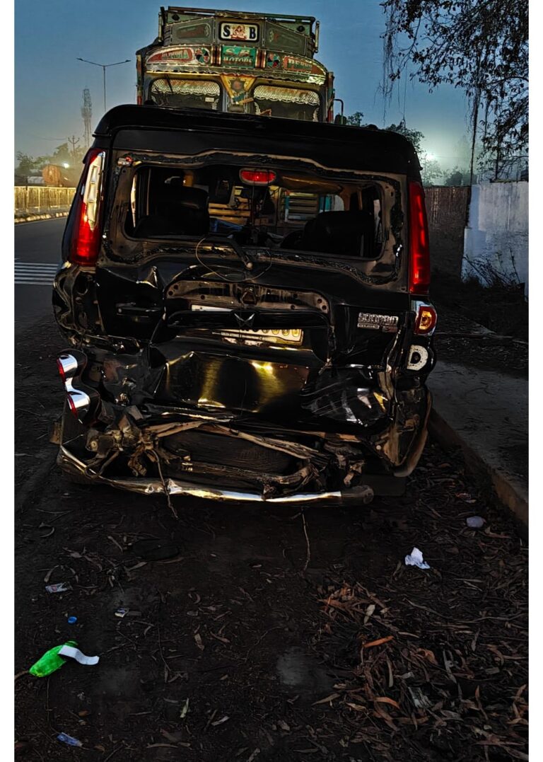 अज्ञात डंपर ने खनन अधिकारी की गाड़ी को मारी टक्कर, बाल बाल बचे खनन अधिकारी