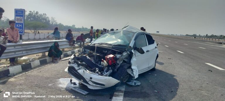 गंगा एक्सप्रेसवे पर हुआ भीषण सड़क हादसा,ट्रक का टायर फटने से कार से हुई टक्कर; कार सवार तीन लोग गंभीर रूप से घायल