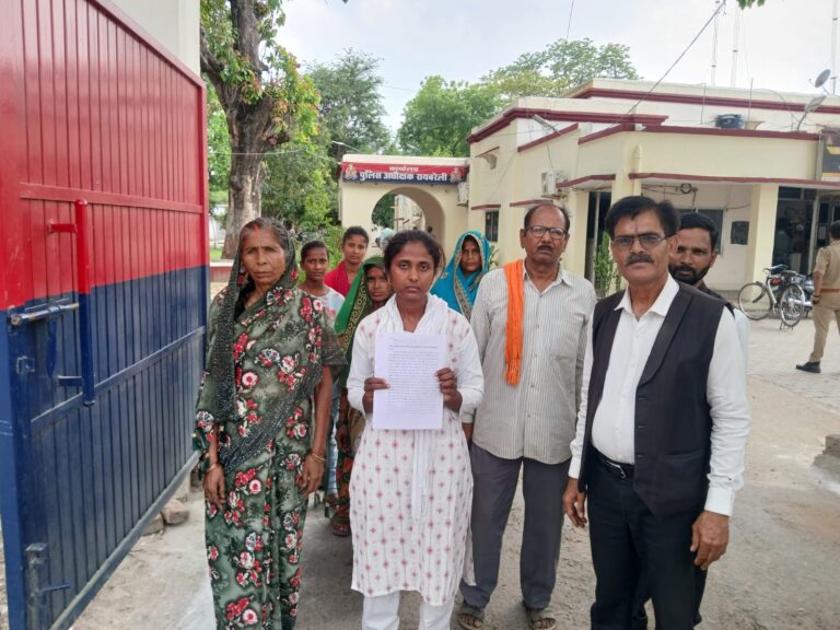 झूठा मुकदमा दर्ज कर दो को भेजा जेल पीड़ित परिवार पहुंचा एसपी दफ्तर लगाई न्याय की गुहार : कहा पुराने मुकदमों का फायदा उठा रही पुलिस