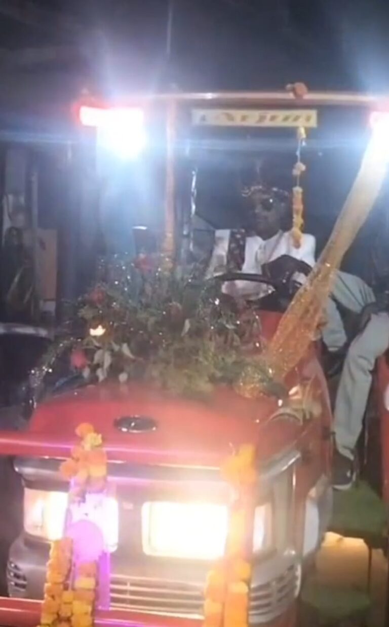 और जब खुद ट्रैक्टर चला कर लड़की के घर पहुंचा दूल्हा बारात लेकर, वीडियो वायरल