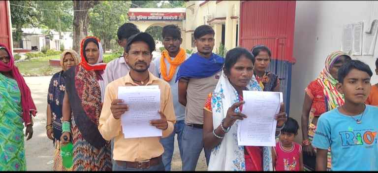 एक दर्जन से अधिक दबंगों ने महिला के घर पर लाठी डंडो से लैस होकर करी जमकर मारपीट