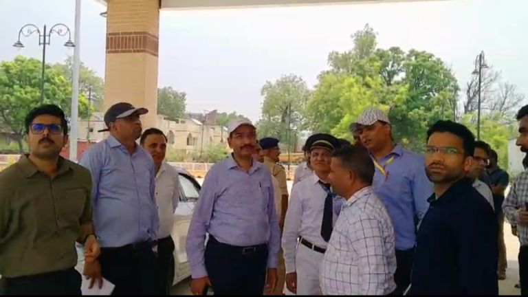 शौचालय में ताला बंद मिलने से डीआरएम ने जताई नाराजगी
