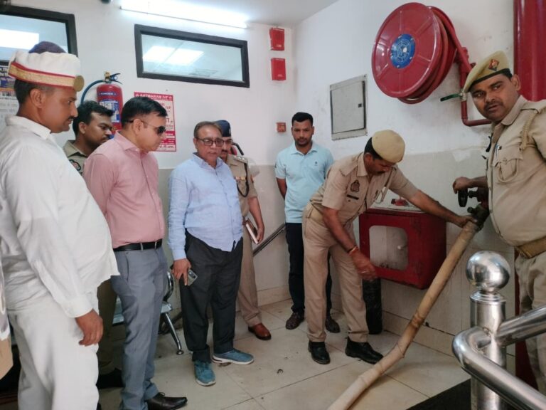 चित्रकूट धाम मण्डल के मण्डलायुक्त ने निजी अस्पतालों एवं कोचिंग संस्थानों का औचक निरीक्षण किया