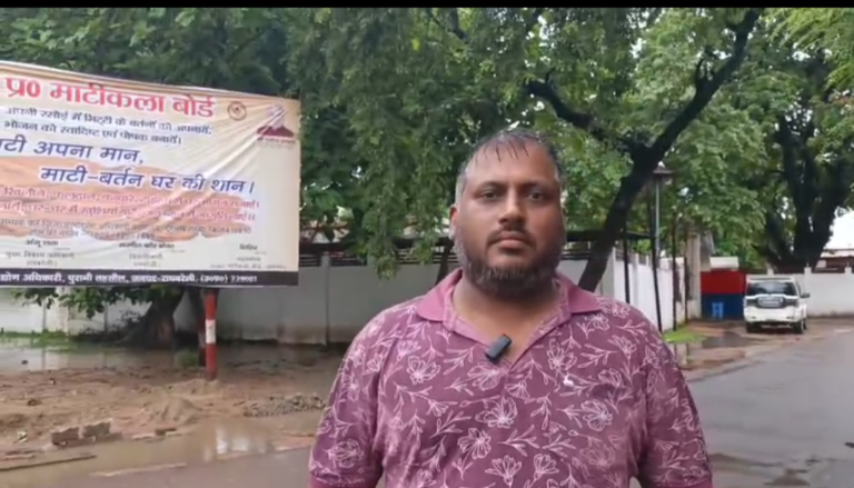 मां संकटा धाम मंदिर में घंटा चोरी की शिकायत लेकर भारी बारिश में डीएम ऑफिस पहुंचा पीड़ित,कार्यवाही की करी मांग