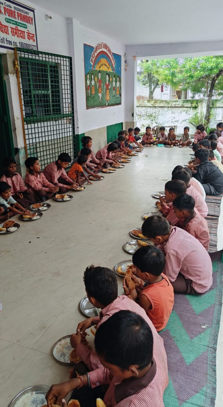 जिलाधिकारी सरनीत कौर ब्रोका की पहल पर शिवगढ़ के दो विद्यालयों में मनाया गया ‘तिथि भोजन उत्सव’