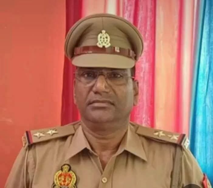 हनीट्रैप का शिकार व ब्लैकमेलिंग से आहत दारोगा ने अपने कमरे में अंगोंछा से फंदा लगा सुसाइ़ड कर लिया.