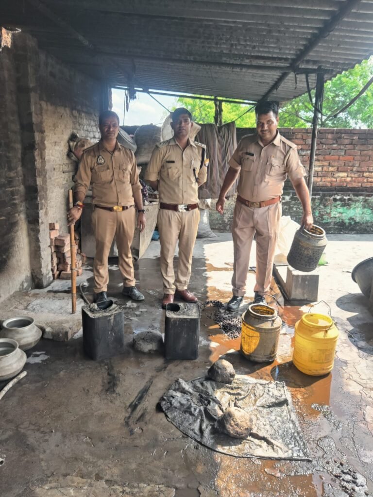 आबकारी विभाग की ताबड़तोड़ दबिश, 40 लीटर अवैध कच्ची शराब बरामद, 200 किलो लहन किया गया नष्ट