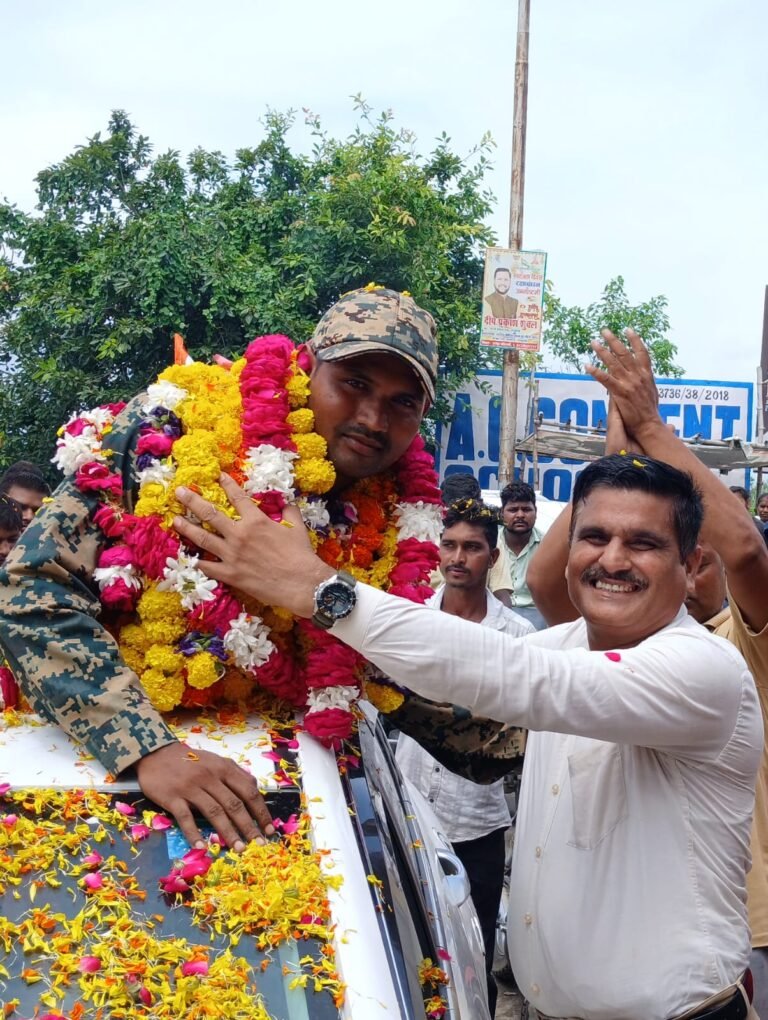 बीएसएफ की ट्रेनिंग पूरी कर पहली बार गांव पहुंचे रोहित, डीजे के साथ हुआ भव्य स्वागत