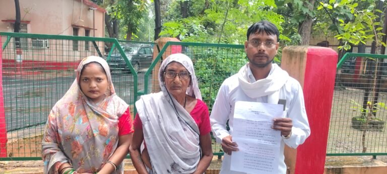 वृद्ध महिला की धोखाधड़ी से विपक्षीयो द्वारा लिखाई गई मानक से ज्यादा जमीन, जिलाधिकारी से लगाई न्याय की गुहार