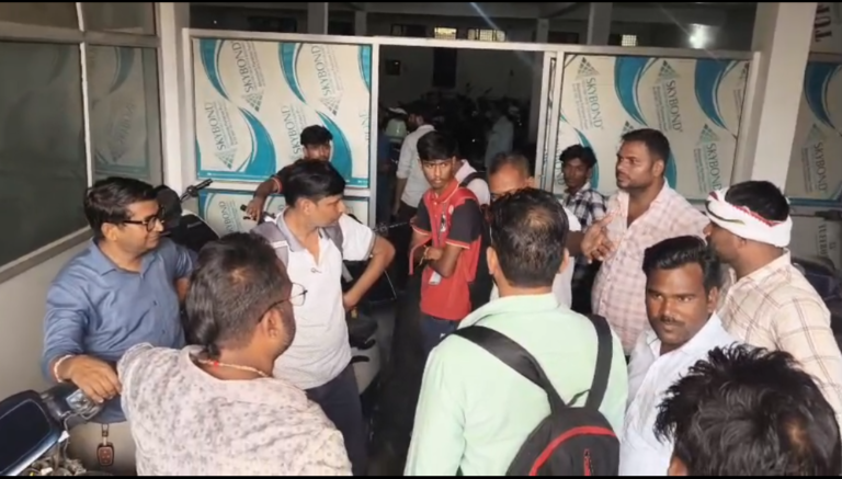 बरगद चौराहे के ओला सर्विस सेंटर ग्राहकों क़ो पकड़ा रही गोला ग्राहकों का फूटा गुस्सा, महीनों से स्कूटी खड़ी होने का आरोप