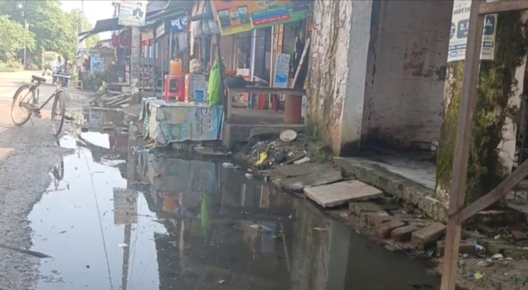 सफाई कर्मी की लापरवाही का दंश झेल रहे दुकानदार और ग्रामीण, दुकानदारों और ग्रामीणों में भारी आक्रोश&nbsp;