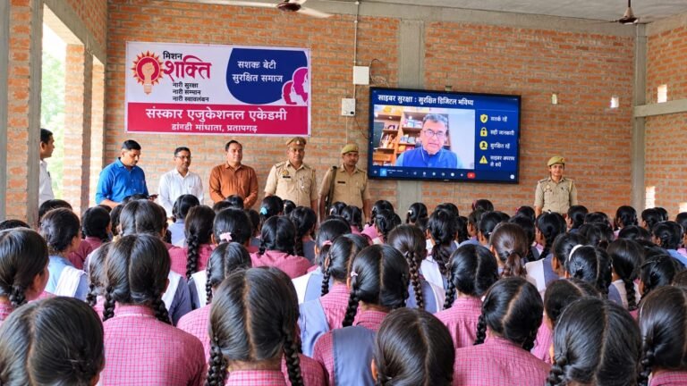 मिशन शक्ति के तहत छात्राओं को किया जागरूक, थानाध्यक्ष धनंजय राय का हुआ सम्मान